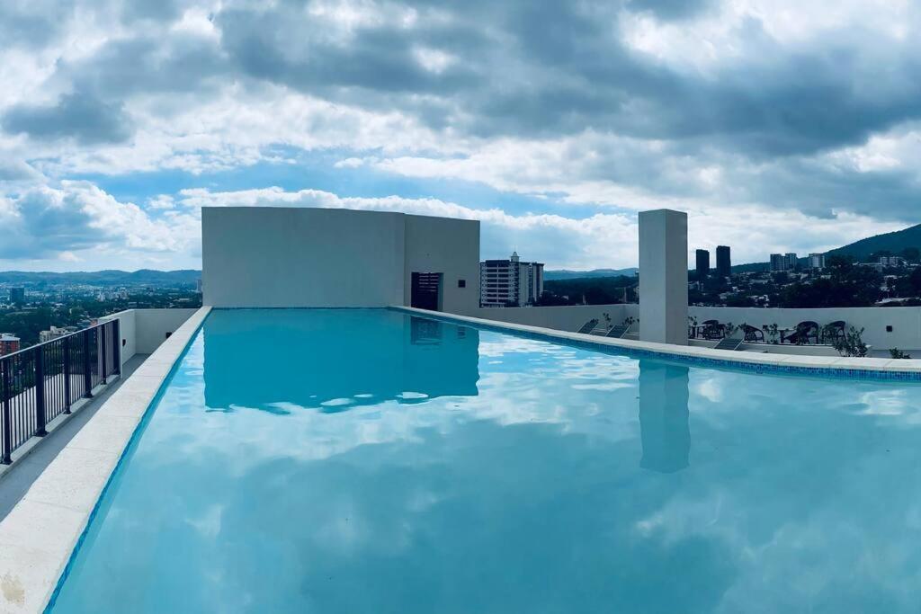 Entire Beautiful Condo With Rooftop Pool And Gym San Salvador Exteriör bild